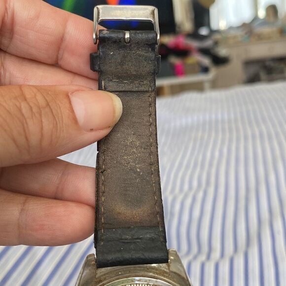 Vintage TW watch. Mother of pearl face with 9 diamonds accent. Needs batteries - Picture 5 of 8